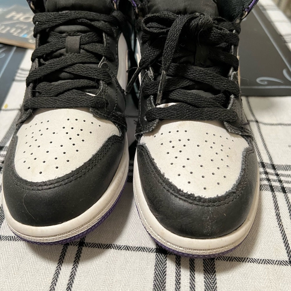 Boy/girls 2.5 Jordan’s purple, black and white